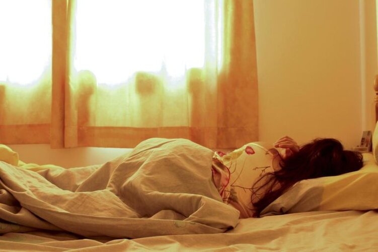A sesta, portanto, ajuda a completar os ciclos do sono. Algumas das mais recentes investigações sugerem que uma noite mal dormida pode estressar tanto o corpo como a mente. O corpo humano necessita de descanso para produzir e o cérebro funcionar em plena capacidade. Reprodução: Flipar