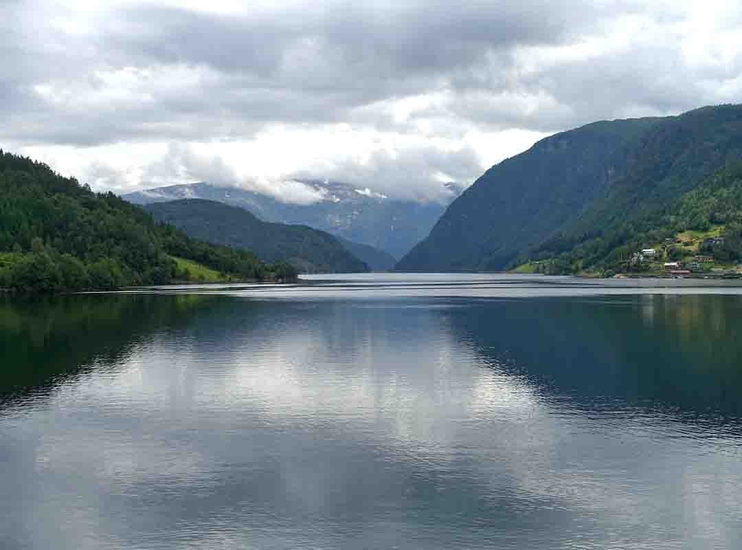 Fiorde Hardanger - Noruega - Com 179 km de extensão, fica na região de Hordaland. O ponto mais baixo situa-se a cerca de 800m de profundidade, em Norheimsund. É um grande centro de produção de salmão - um dos cinco maiores do mundo. Reprodução: Flipar