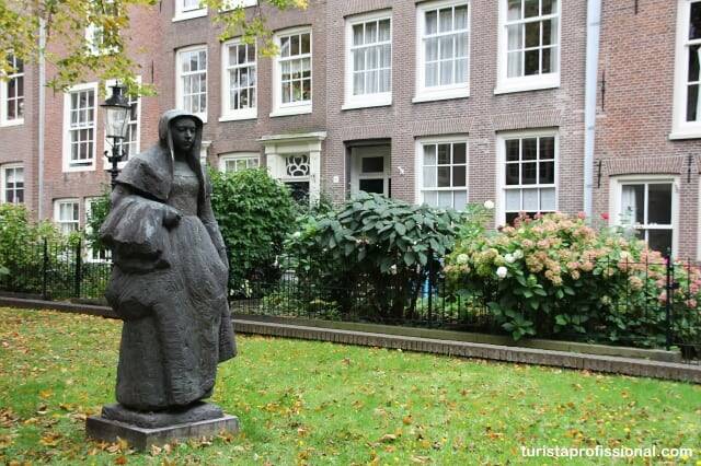 Begijnhof, o jardim secreto de Amsterdam que foi ocupado por mulheres. Foto: Reprodução/Turista Profissional