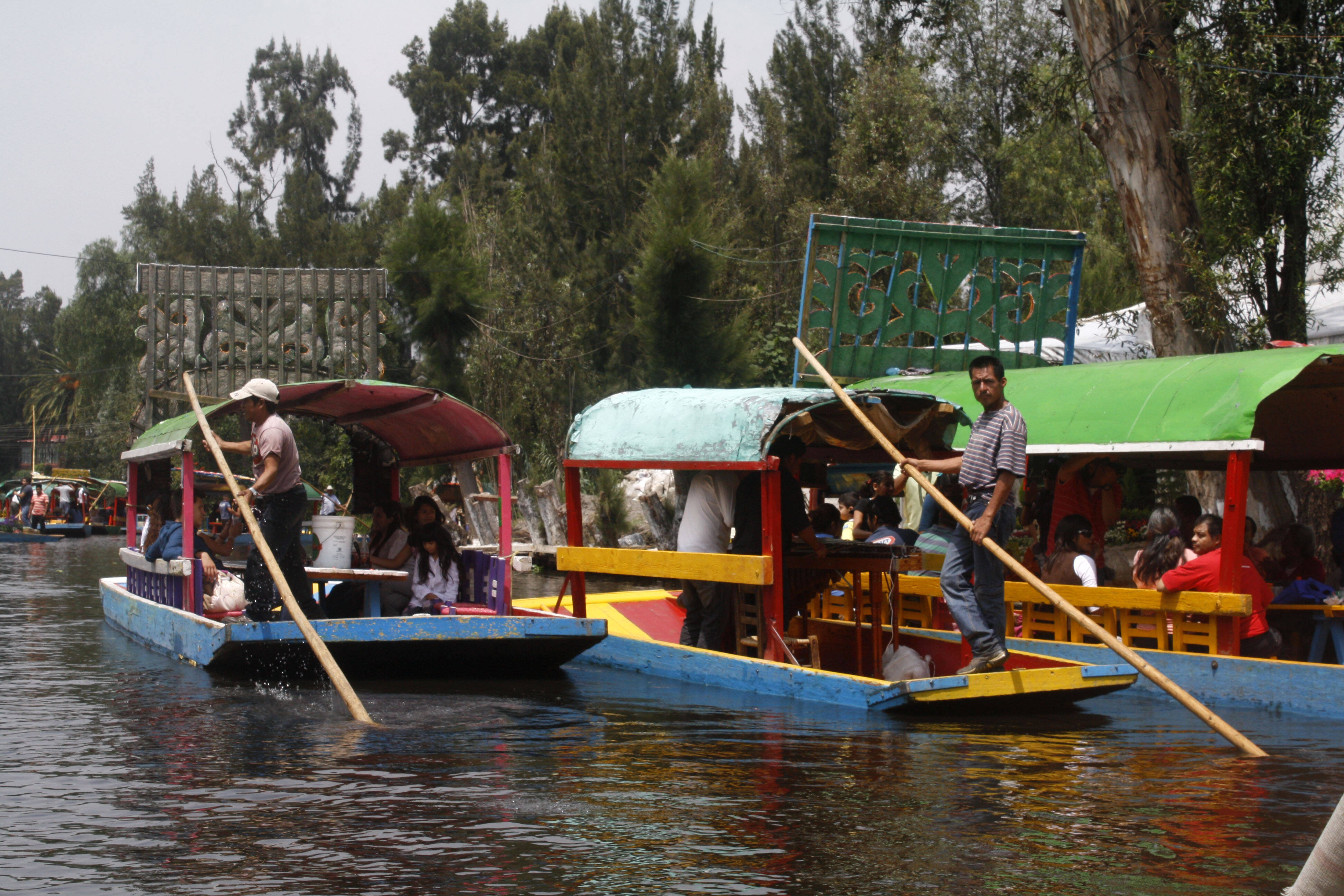 Aos domingos, turistas e famílias locais disputam um lugar para o seu barco nos canais de Xochimilco. Foto: Nina Ramos/iG