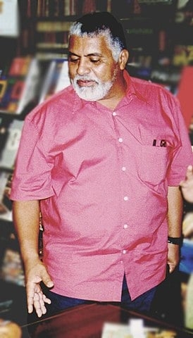 Em 2/6/2002, o jornalista Tim Lopes foi assassinado por traficantes do Complexo do Alemão durante reportagem investigativa. A confirmação da morte foi feita após a descoberta de um fragmento de costela, cujo exame de DNA atestou pertencer ao jornalista. Ele tinha 51 anos.  Reprodução: Flipar