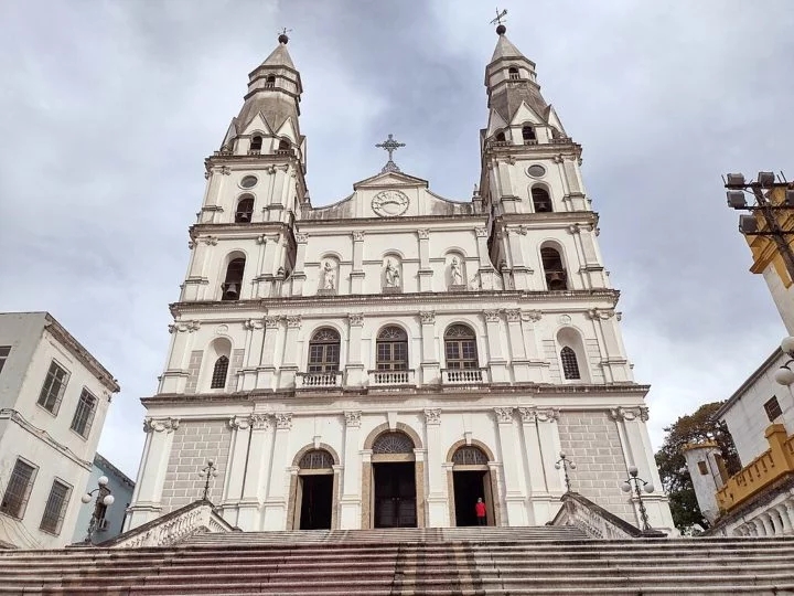 Igreja de Nossa Senhora das Dores - Porto Alegre, Rio Grande do Sul - Construída por quase 100 anos, entre 1807 e 1904, teria sido amaldiçoada no passado. Diz a lenda que um escravo foi condenado à morte em praça pública injustamente. Antes do ser enforcado, o homem teria rogado uma praga contra a construção.
 Reprodução: Flipar