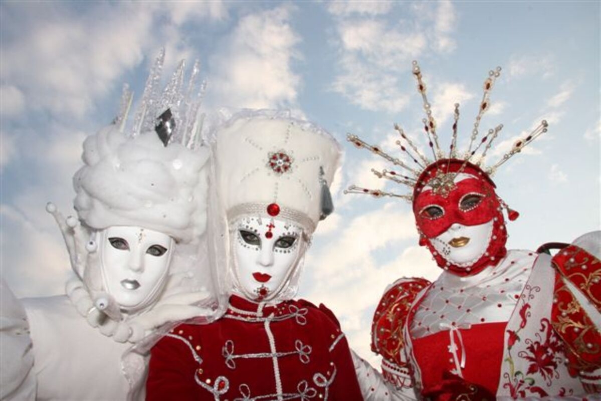 Os primeiros registros das máscaras tão características do carnaval veneziano datam do ano de 1200. Análises históricas apontam que o adereço se popularizou pelo fato de as mulheres de Constantinopla costumarem passear com o rosto coberto, o que atraía os homens.  Reprodução: Flipar
