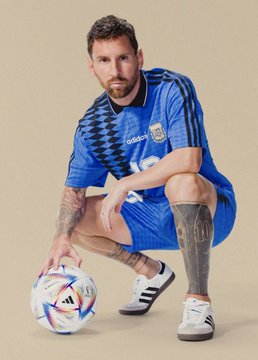 Messi presta homenagem a Maradona