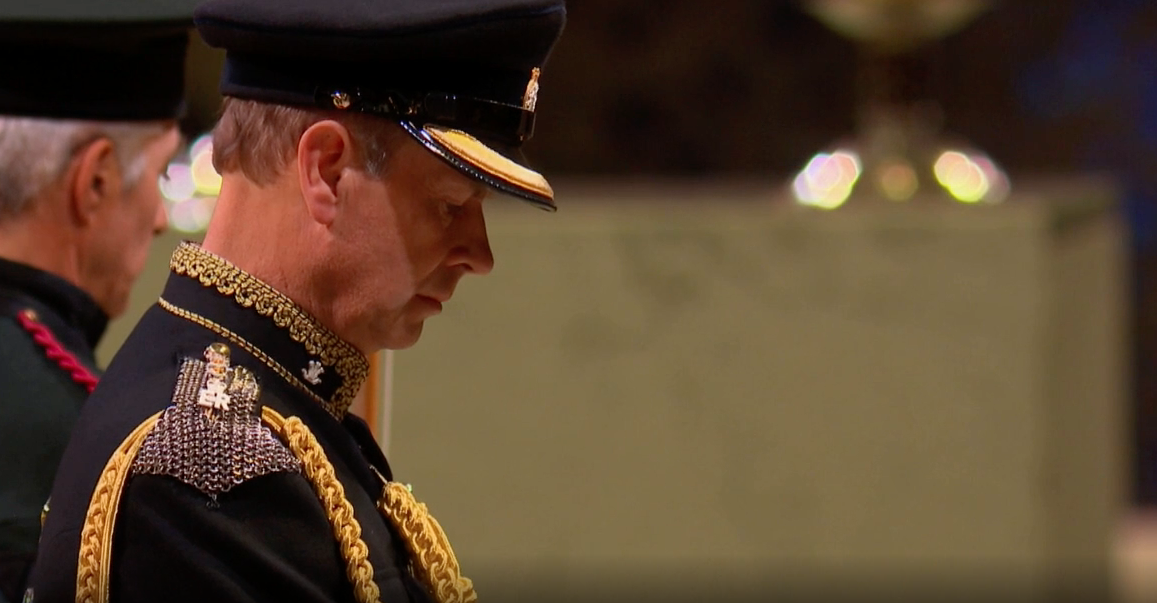 Príncipe Edward durante vigília na Catedral de St. Giles. Foto: Reprodução / BBC - 12.09.2022