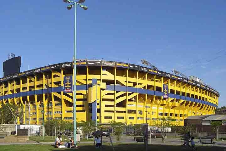 Estádio La Bombonera - Inaugurado em 1940, La Bombonera é o estádio do clube de futebol Boca Juniors e um ícone do esporte argentino. Conhecido por sua acústica e atmosfera intensa, é um ponto de peregrinação para os amantes do futebol. Reprodução: Flipar