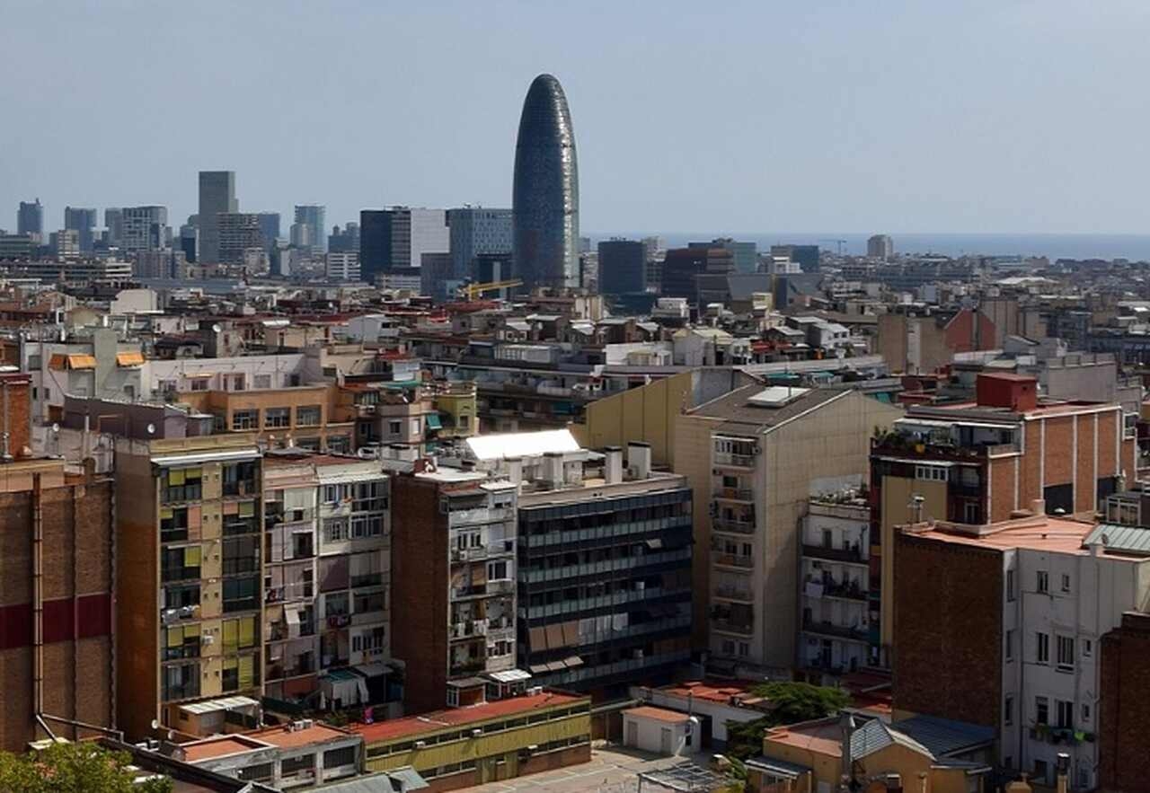 Torre Agbar - Inaugurada em 2005, a Torre Agbar é um dos marcos modernos de Barcelona, projetada pelo arquiteto Jean Nouvel. Com sua forma cilíndrica e fachada colorida, a torre é um exemplo da arquitetura contemporânea na cidade. Reprodução: Flipar