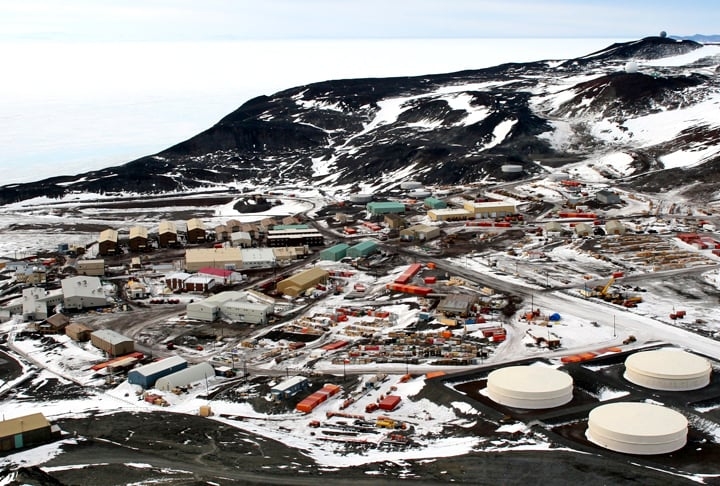 McMurdo (Antártica): A Base McMurdo é a maior instalação de pesquisa científica dos Estados Unidos na Antártica. Localizada na ilha de Ross, ela é operada pela Fundação Nacional de Ciência dos EUA (NSF) e serve como uma base de apoio para várias atividades de pesquisa na região. Reprodução: Flipar