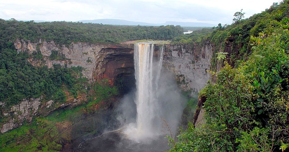 As Cataratas de Kaieteur ficam no Parque Nacional Kaieteur e derramam a água do rio Potaro. A cachoeira tem 226m de altura e era cultuada pelos antigos indígenas da região.  Reprodução: Flipar