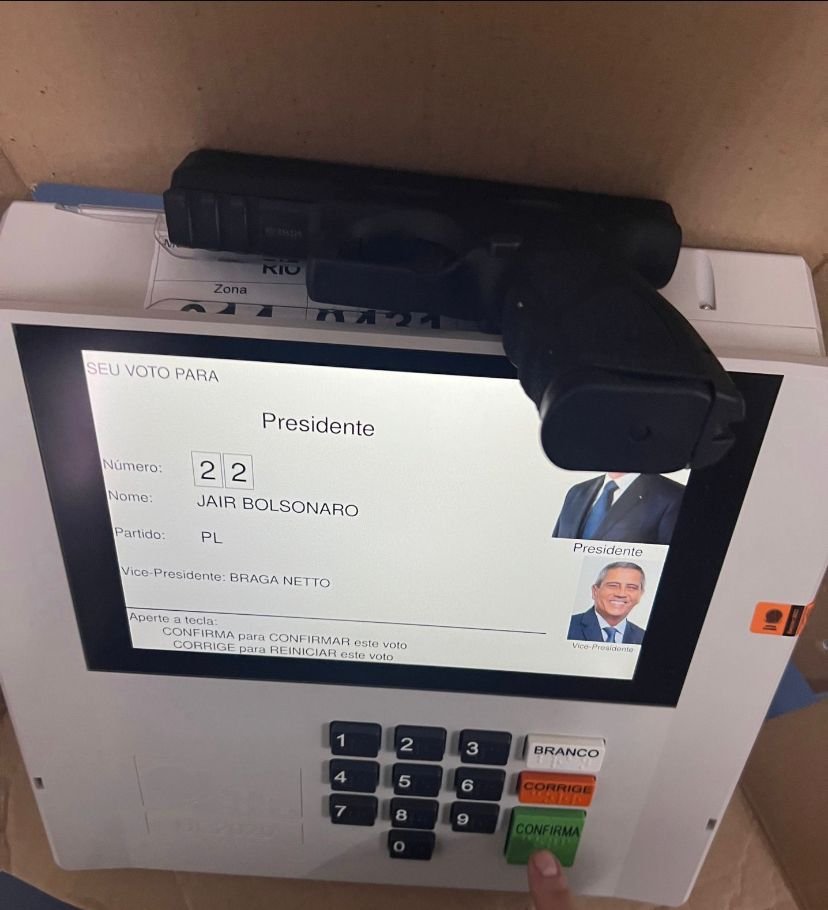 Eleitores descumprem lei do TSE e compartilham fotos das urnas no momento do voto. Foto: Reprodução/Redes Sociais - 02/10/2022