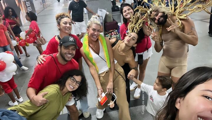 Lore Improta comemora vitória da Viradouro com fãs no aeroporto Reprodução/Instagram - 15.02.2024