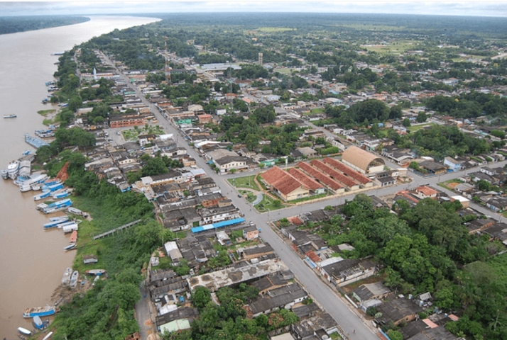 Manicoré situa-se às margens do Rio Madeira, a cerca de 390 km de Manaus, capital do Amazonas.