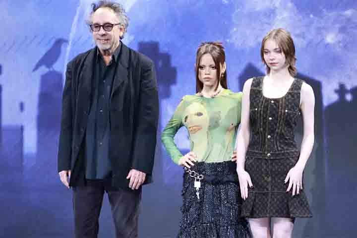 A decisão se mostrou acertada. Sua performance na série dirigida por Tim Burton foi amplamente elogiada e se tornou um dos elementos mais carismáticos da produção.
 Reprodução: Flipar