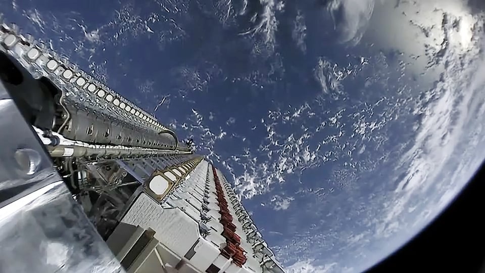Os satélites foram lançados da base espacial de Cabo Canaveral, na Flórida, nos EUA, em outubro de 2022. Os aparelhos têm a função de fornecer internet a áreas mais remotas e até de ajudar a Ucrânia na guerra contra a Rússia.