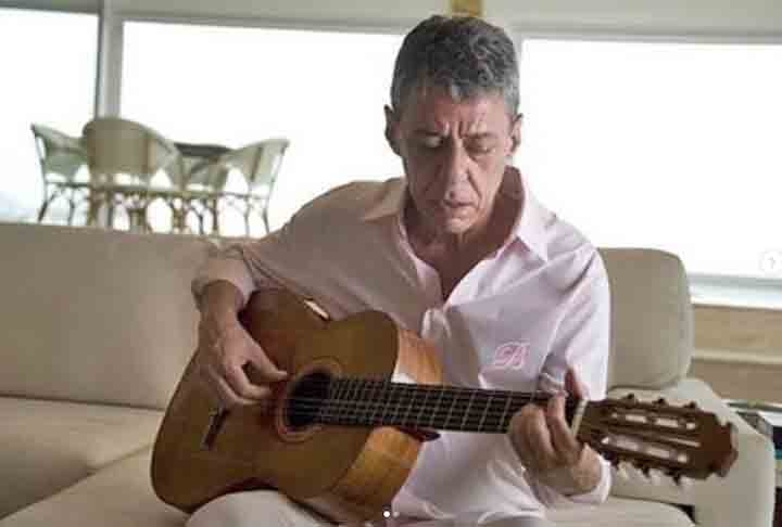 Em quase 60 anos de carreira, Chico Buarque lançou 37 álbuns de estúdio, além de mais de duas dezenas entre gravações ao vivo de shows e coletâneas. 

 Reprodução: Flipar