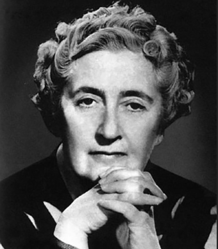 Agatha Christie nasceu em 15 de setembro de 1890, em Torquay, Inglaterra, e morreu em 12 de janeiro de 1976. Ela é considerada uma das autoras mais bem-sucedidas de todos os tempos.