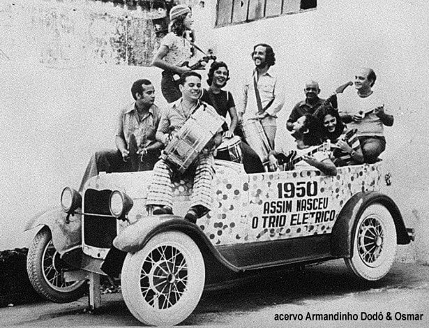 Em 1950, Dodô e Osmar colocaram em prática sua ideia: eles adaptaram um Ford de 1929 com alto-falantes e amplificadores, e saíram às ruas de Salvador tocando instrumentos elétricos, como guitarras, violões e sanfonas. Reprodução: Flipar