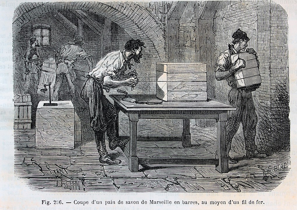 Durante o século XVI, a Inglaterra desenvolveu sua indústria de sabão, enquanto os holandeses produziam grandes quantidades para exportação. Seu uso tornou-se mais acessível. A Revolução Industrial transformou a produção de sabonetes, tornando-os mais baratos e disponíveis. Métodos químicos modernos permitiram a produção em massa.
 Reprodução: Flipar