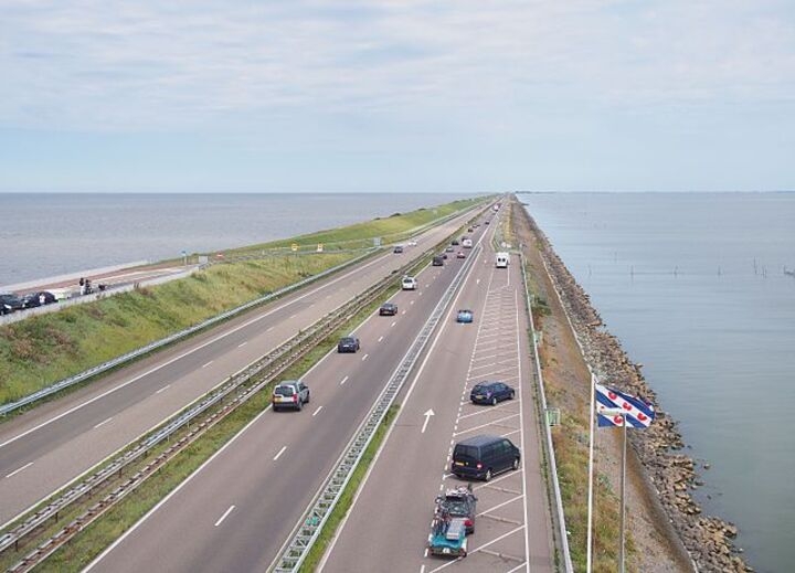 O maior dique do mundo é o Afsluitdijk (“grande divisor de águas”, em português), entre o norte da Holanda do Norte e a província da Frísia. Ele estende-se por 32 quilômetros e possui 90 metros de largura. 
 Reprodução: Flipar