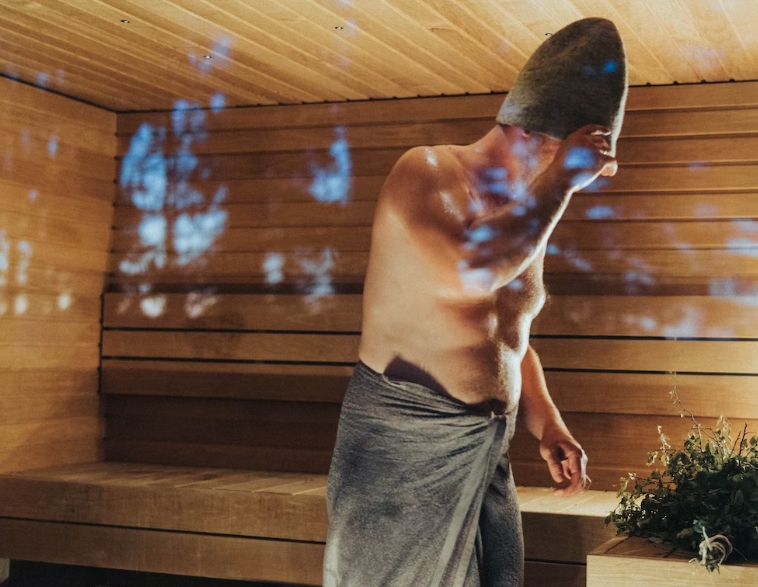 Pesquisas apontam que a sauna ajuda o sistema imunológico, previne contra resfriados e reduz o risco de doenças cardíacas .