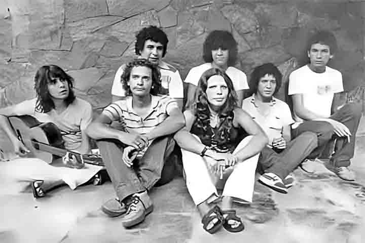 A trajetória de Lô começou ainda na juventude, quando ele se reunia com amigos nas esquinas do bairro Santa Tereza, em Belo Horizonte, para tocar, cantar e conversar sobre música. 
 Reprodução: Flipar