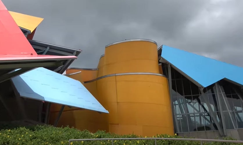 O museu apresenta exposições interativas que exploram a história natural do Panamá e seu papel como um ponto de conexão entre as Américas. A arquitetura colorida e única do edifício também é uma atração à parte. Reprodução: Flipar