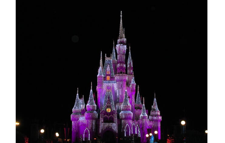 À noite, castelo da Cinderela ganha iluminação especial. Foto: Fernando Mileski