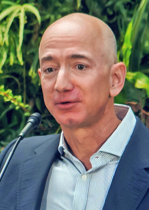 Jeff Bezos e MacKenzie Scott anunciaram o término da relação em abril de 2019. Na separação, MacKenzie recebeu cerca de 4% das ações em circulação da Amazon - avaliadas em US$ 35 bilhões na cotação da época, de acordo com a Forbes.  Reprodução: Flipar