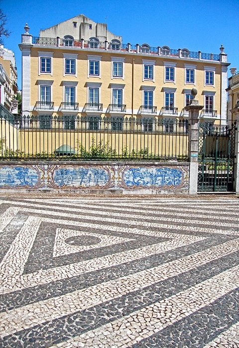 Pelo custo e dificuldade de manutenção, muitas cidades, inclusive Lisboa e São Paulo, decidiram substituir algumas históricas calçadas de pedras portuguesas por pisos monocromáticos e de concreto. Reprodução: Flipar