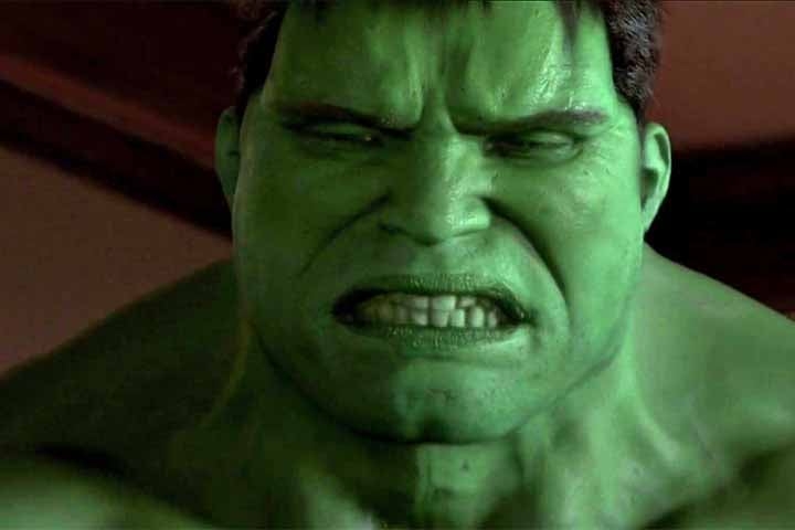 Com a recuperação, Bruce Banner tem que precisa lidar com estranhas modificações em seu corpo a cada vez que fica com raiva. Lou Ferrigno foi o primeiro intérprete de Bruce Banner em um filme, mesmo que tenha sido feito para a TV. Edward Norton e Mark Ruffalo também interpretaram o super-herói. Reprodução: Flipar