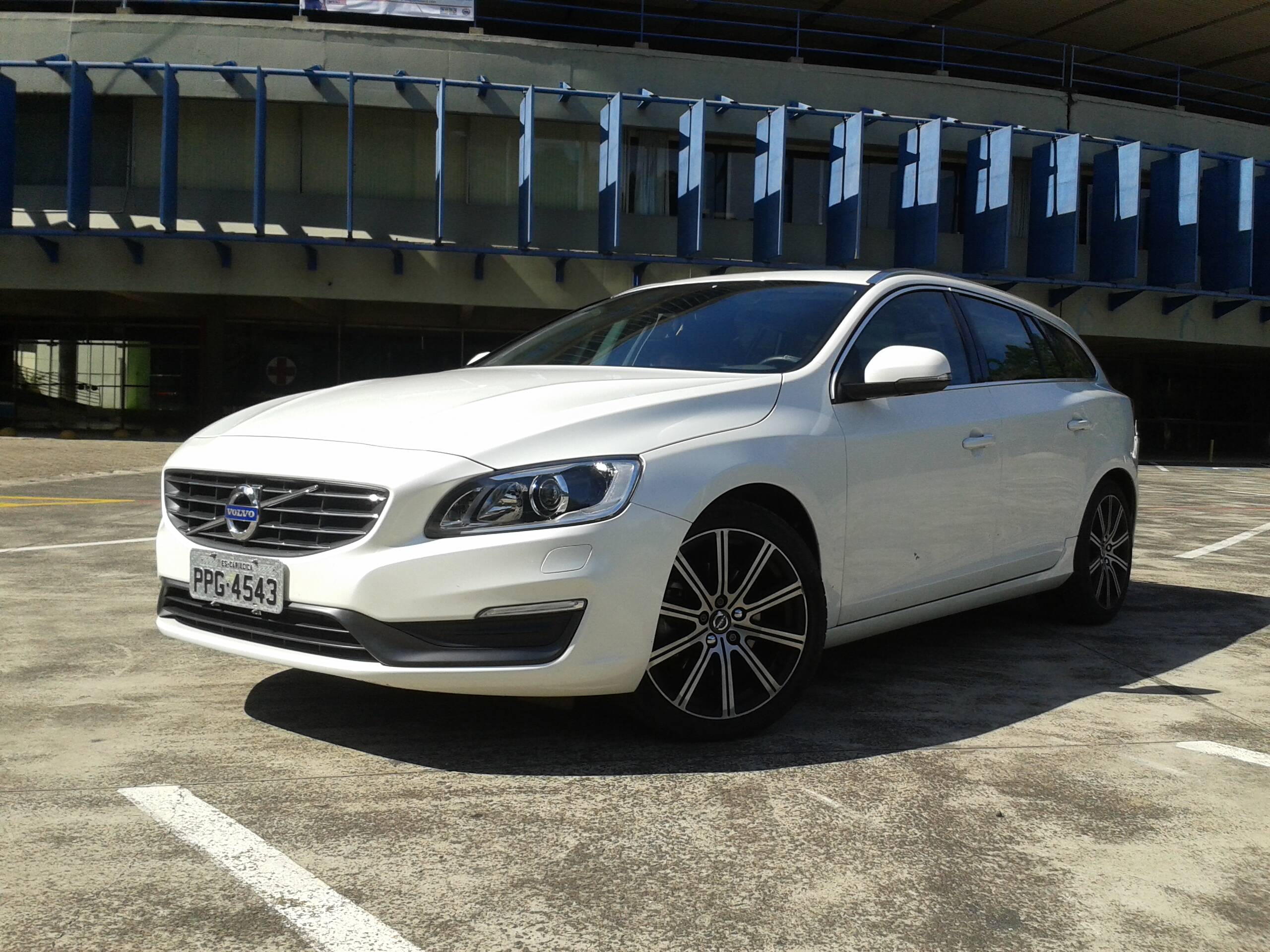 Volvo V60 Momentum T5. Foto: Carlos Guimarães e Divulgação