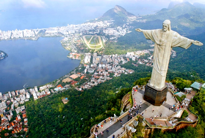 Além disso, possui trinta metros de altura, sem contar os oito metros do pedestal, sendo a mais alta estátua do mundo no estilo Art Déco. Seus braços se esticam por 28 metros de largura e a estrutura pesa 1145 toneladas. Reprodução: Flipar