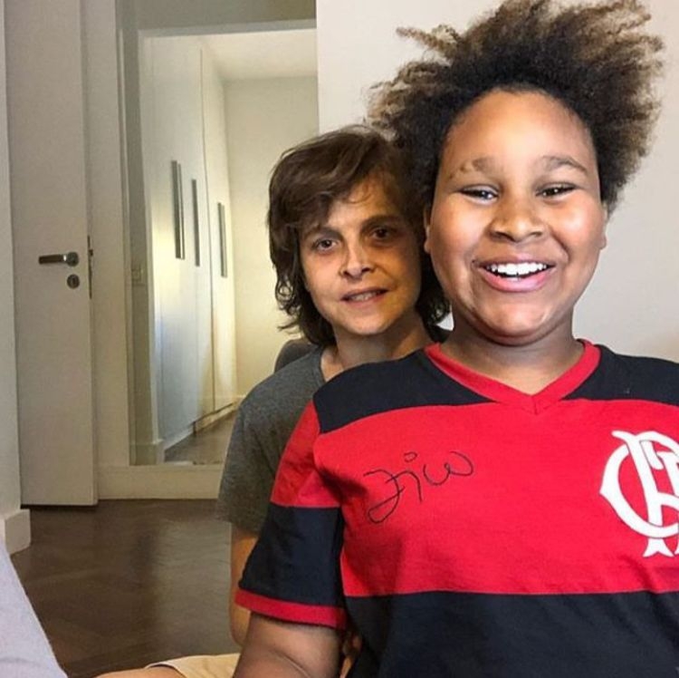 Drica Moraes - A atriz tentou engravidar várias vezes por inseminação artificial, mas nunca conseguiu. Foi então que adotou o menino Mateus após entrar no Cadastro Nacional de Adoção.  Reprodução: Flipar