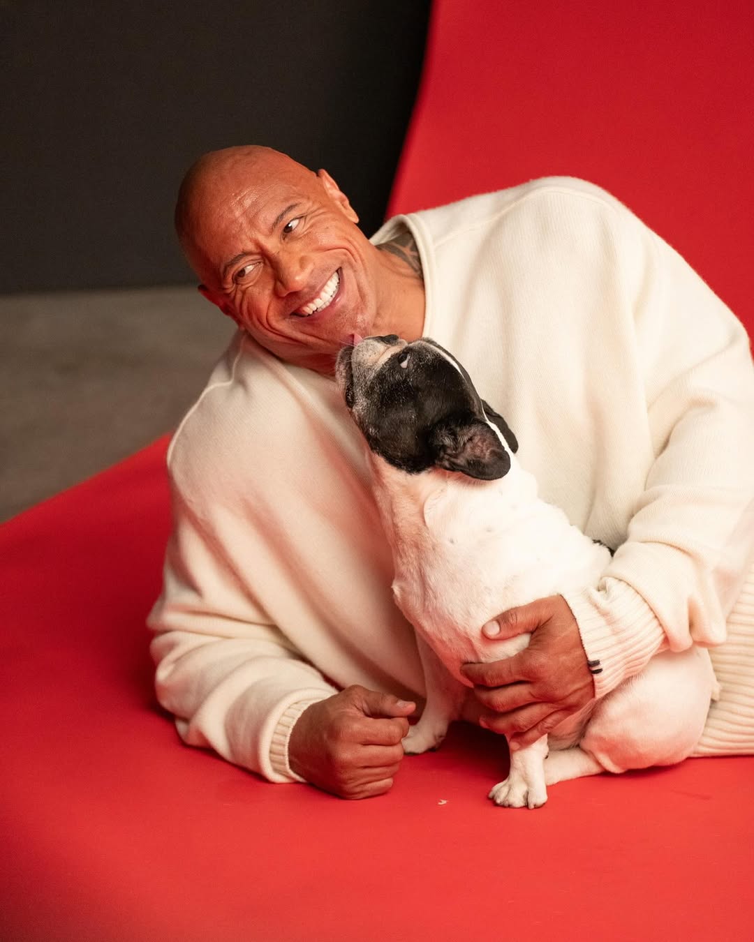 Dwayne Johnson posa para foto com Hobbs. Foto: Reprodução Instagram - 25.2.2025