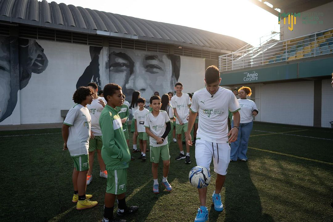 Pedrinho visita Instituto Neymar Jr Divulgação/ Instituto Neymar Jr