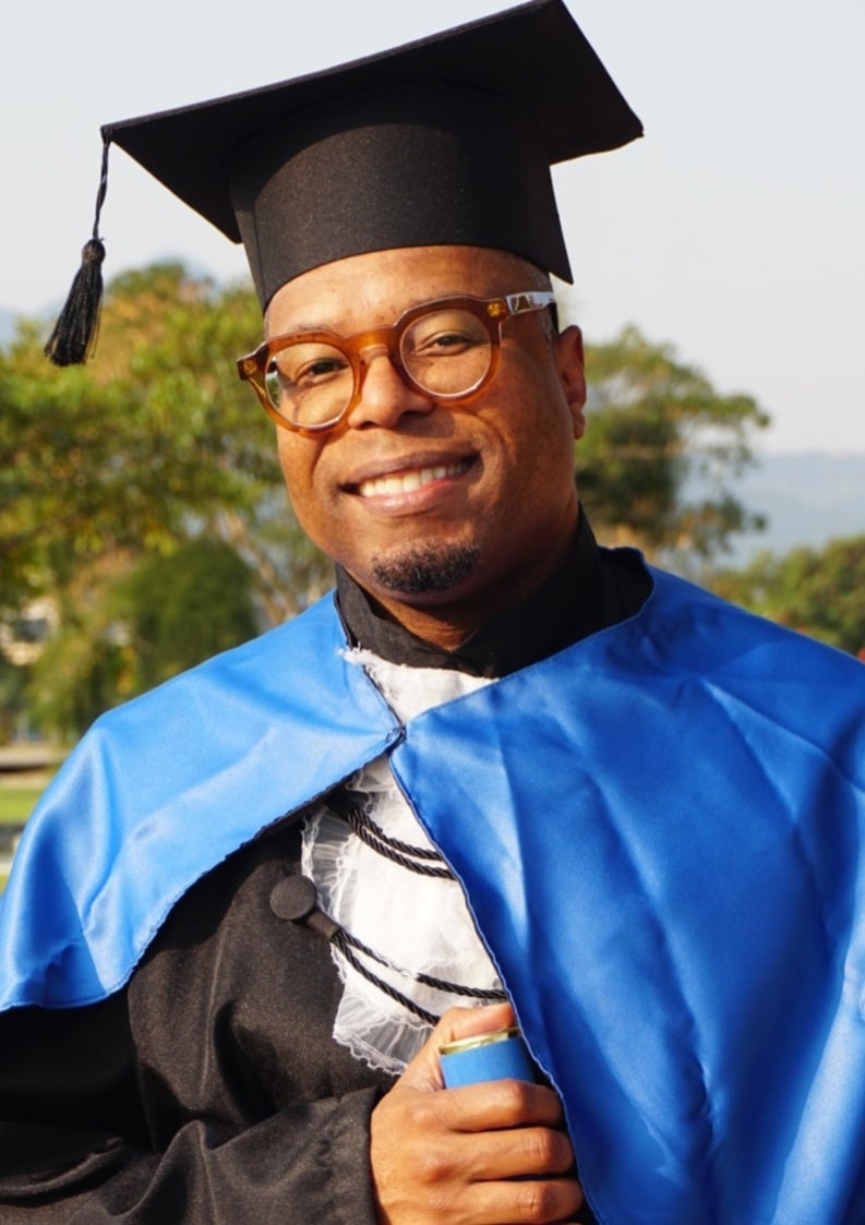 O cantor Buchecha comemorou nas redes sociais a sua formatura em Marketing Digital. Aos 49 anos, Claucirlei de Souza, finalmente, realizou o sonho de concluir uma faculdade.  Orgulhoso, ele posou para fotos com beca e diploma.  Reprodução: Flipar