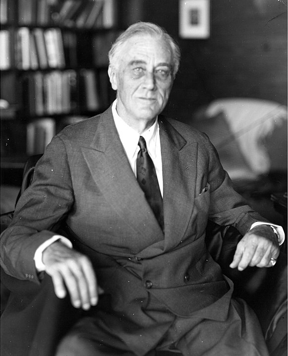 Roosevelt foi um dos mais importantes presidentes americanos, líder do país na luta contra o Nazismo durante a II Guerra Mundial. Morreu cinco meses antes do fim do conflito. Esta é a última foto de Roosevelt, tirada na véspera de sua morte.  Reprodução: Flipar