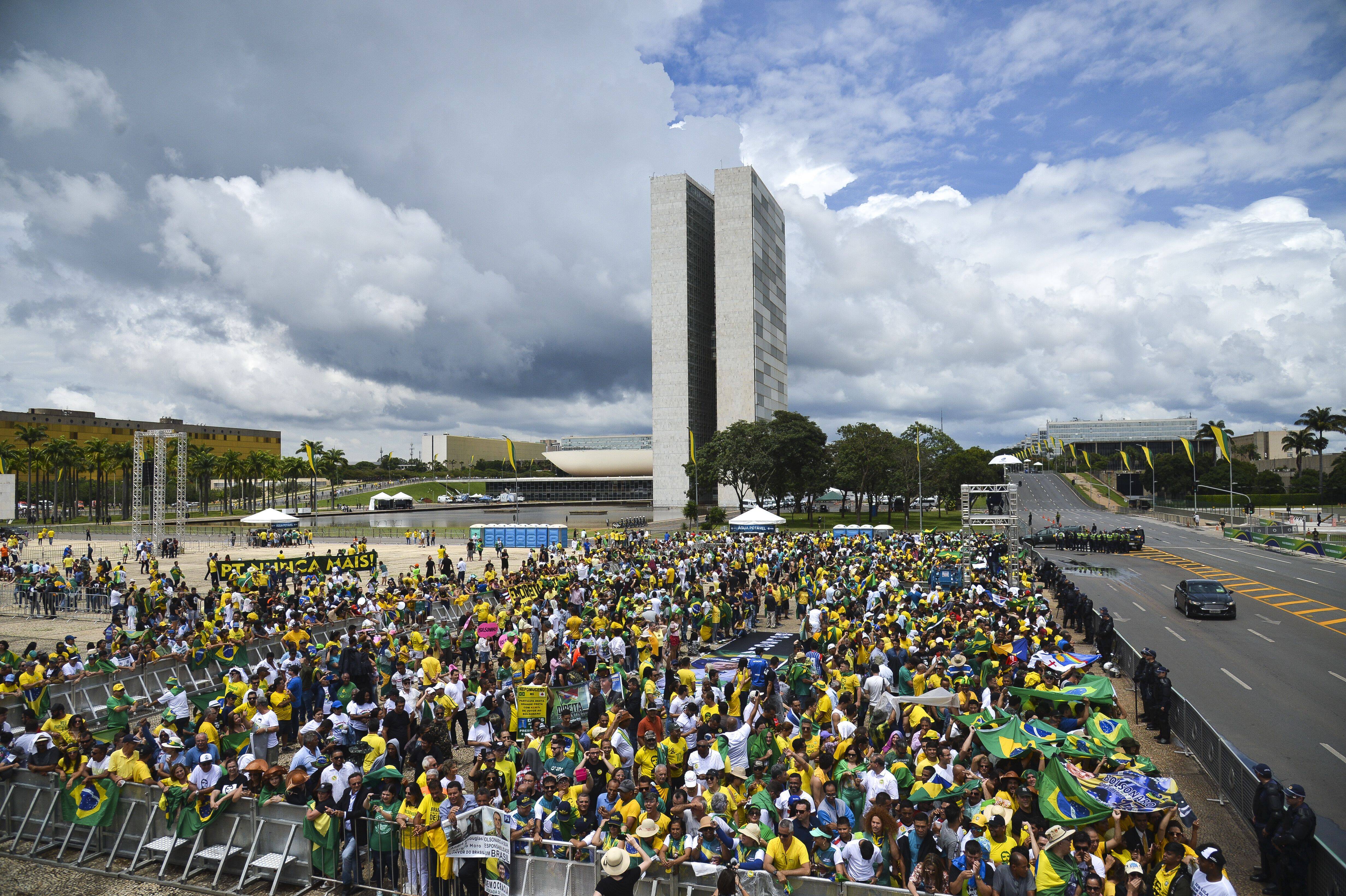 Público aguarda cerimônia de posse de Bolsonaro na Esplanada dos Ministérios. Foto: Marcelo Camargo/Agência Brasil - 1.1.19