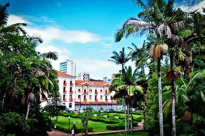 A cidade também se destaca por sua infraestrutura completa e custo de vida relativamente baixo, especialmente quando comparada a capitais e grandes centros urbanos. Os preços de moradia, alimentação e transporte são acessíveis, o que atrai famílias, aposentados e jovens profissionais em busca de estabilidade financeira. Reprodução: Flipar