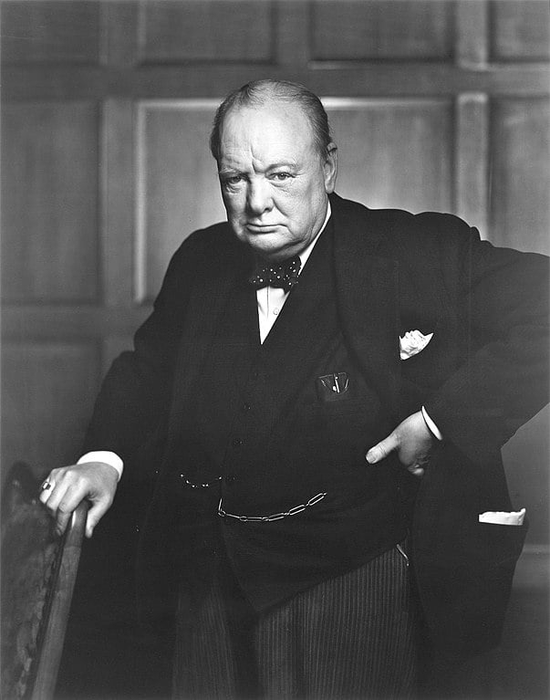 Primeiro-Ministro - Chefe de governo em sistemas parlamentares.
Exemplo: Winston Churchill, primeiro-ministro do Reino Unido durante a Segunda Guerra Mundial (1940-1945). Reprodução: Flipar