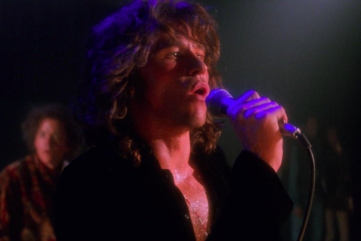 Na época, Kilmer impressionou pela semelhança com o vocalista da banda, além de ter recebido elogios por ter cantado todas as músicas do filme. Reprodução: Flipar