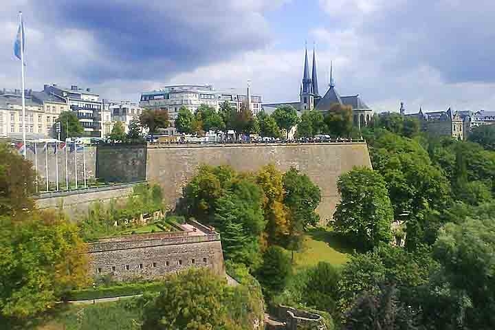 Place de la Constitution: Essa é uma das praças mais icônicas de Luxemburgo, conhecida por sua localização privilegiada, oferecendo uma vista deslumbrante do vale do Pétrusse e do distrito histórico da cidade. Reprodução: Flipar