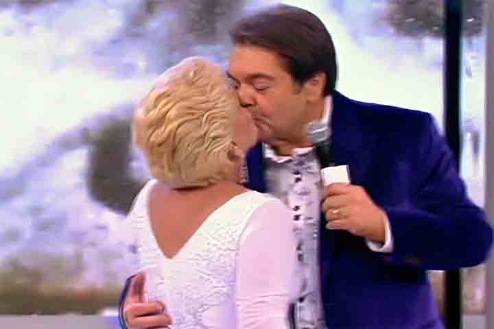 Uma marca registrada da carreira de Hebe Camargo foi a tradição dos “selinhos” que dava em seus convidados. 
. Foto: Reprodução: Flipar