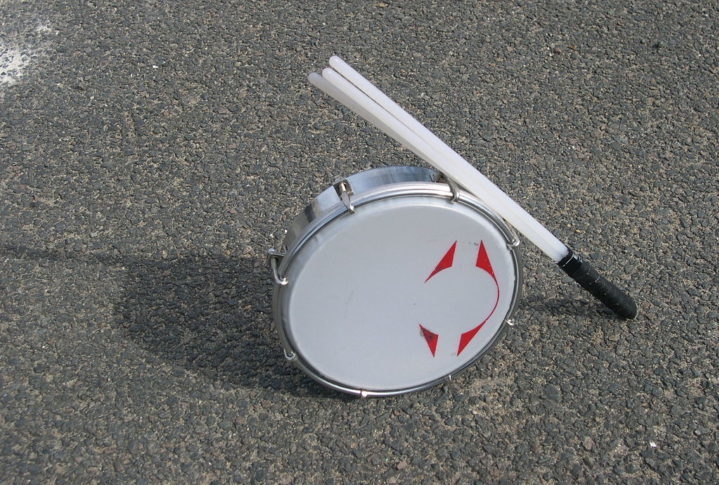 Tamborim: Funciona como um pequeno tambor de mão. É utilizado para criar padrões rítmicos rápidos e marcantes, adicionando um elemento de destaque ao som da bateria. Reprodução: Flipar