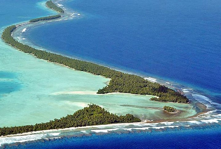 Tuvalu tem um grande recife de coral em forma de anel que circunda uma lagoa, com ilhas ao longo da borda.