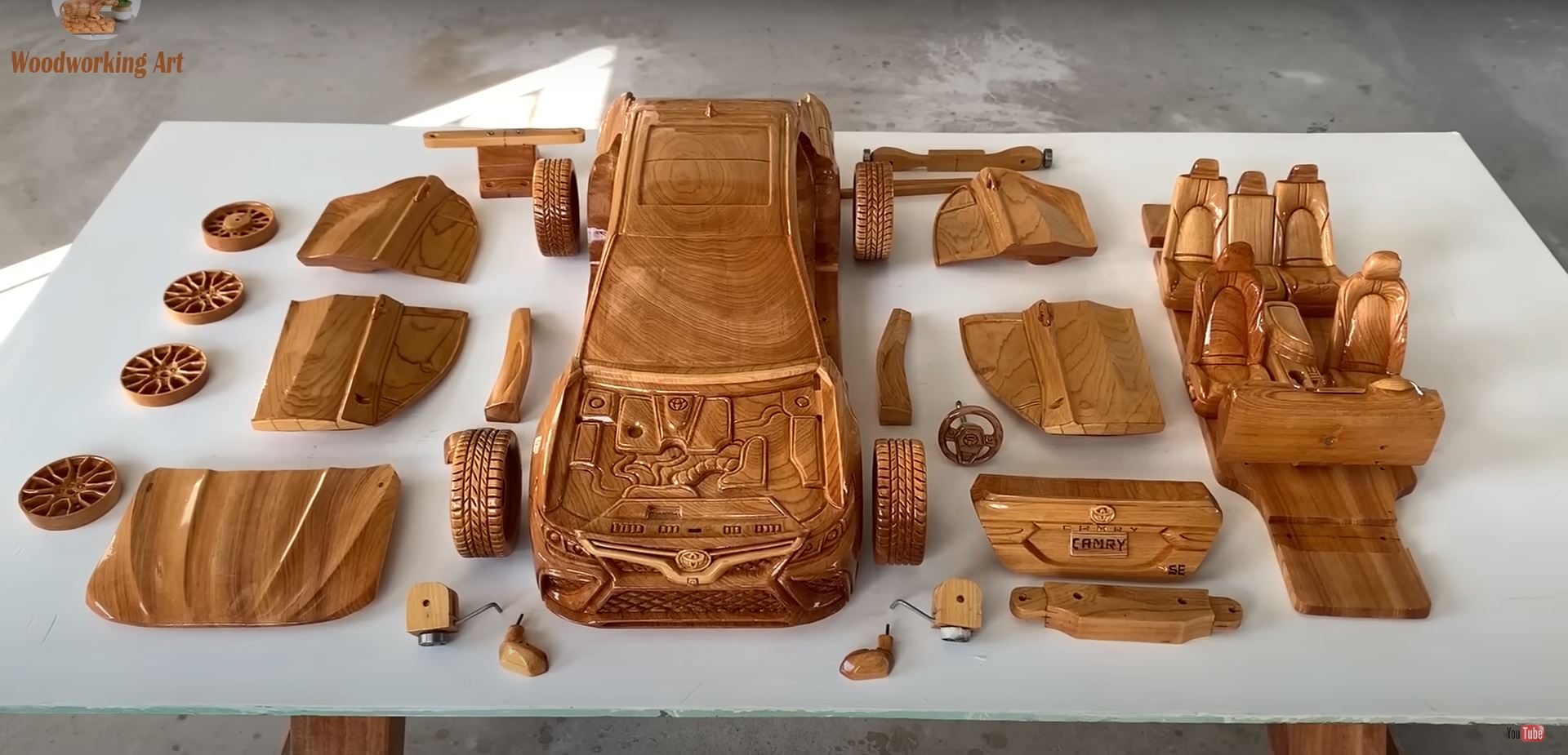 Réplica de madeira Toyota Camry 2023. Foto: Reprodução