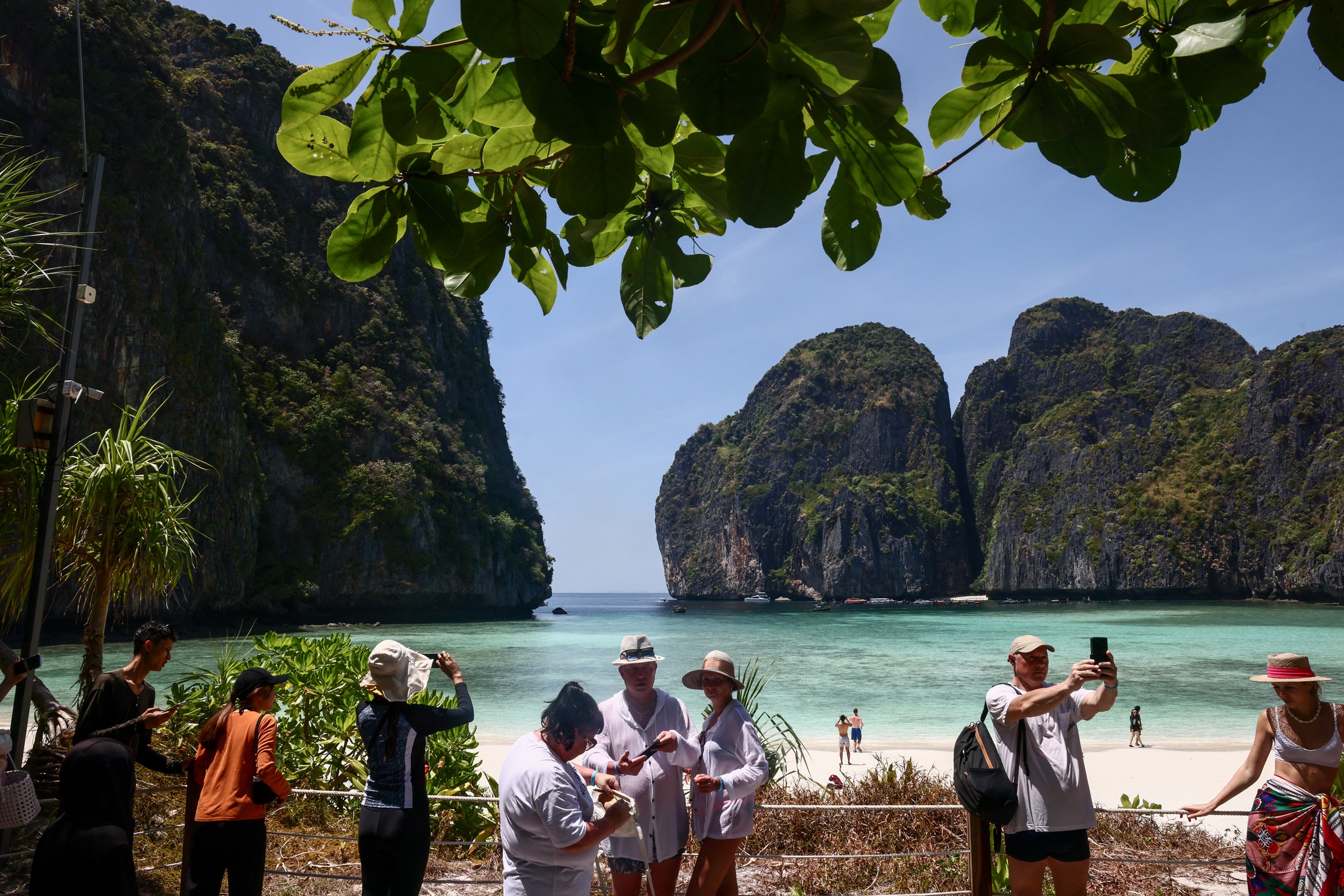 Turistas se reúnem e tiram fotos em Maya Bay, na ilha tailandesa de Phi Phi Leh Jack Taylor/afp