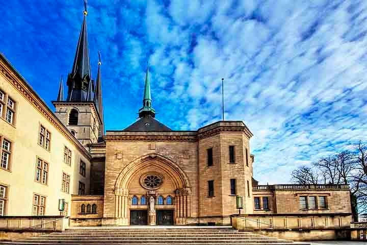 Catedral Notre-Dame: Uma bela catedral gótica com vitrais impressionantes e um túmulo real. Uma dica é subir na torre para ter uma vista ainda mais incrível da cidade. Reprodução: Flipar