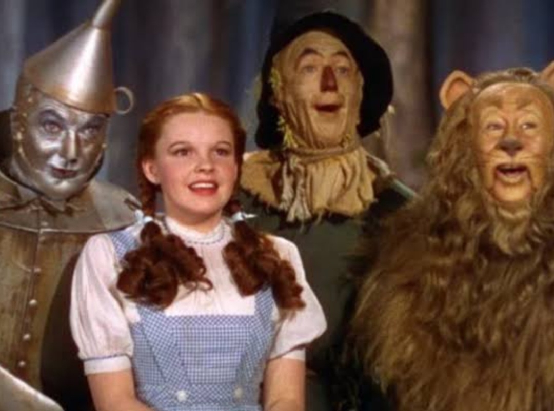 Uma curiosidade é que o filme foi um fracasso de bilheteria na época, tendo custado 2,7 milhões de dólares e faturado “apenas” 3 milhões. Os bastidores do longa foram conturbados e “O Mágico de Oz” teve ao todo 14 roteiristas e cinco diretores. Reprodução: Flipar