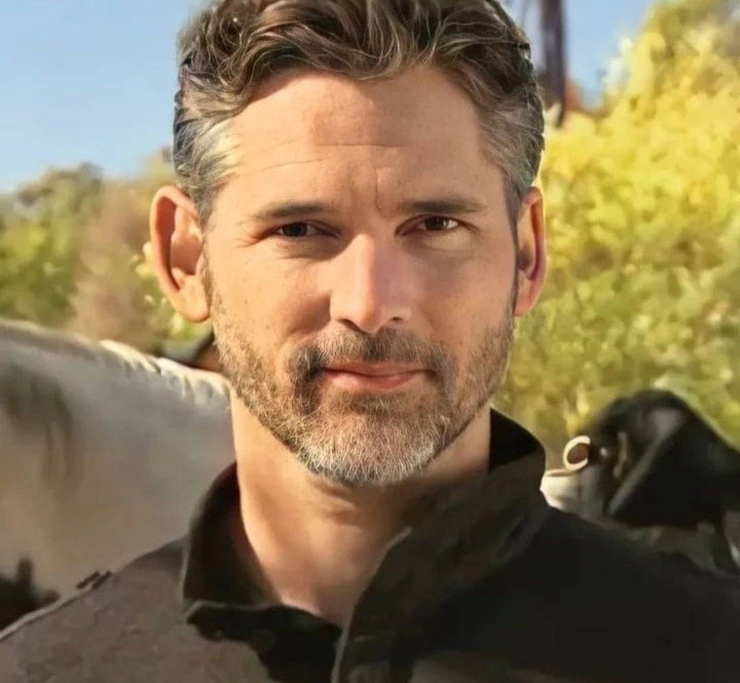 O ator australiano Eric Bana faz 56 anos em 9/8/2024. Nascido em Melbourne, ele começou a carreira em 1993 e tem atuado em diversos filmes de sucesso.  Reprodução: Flipar